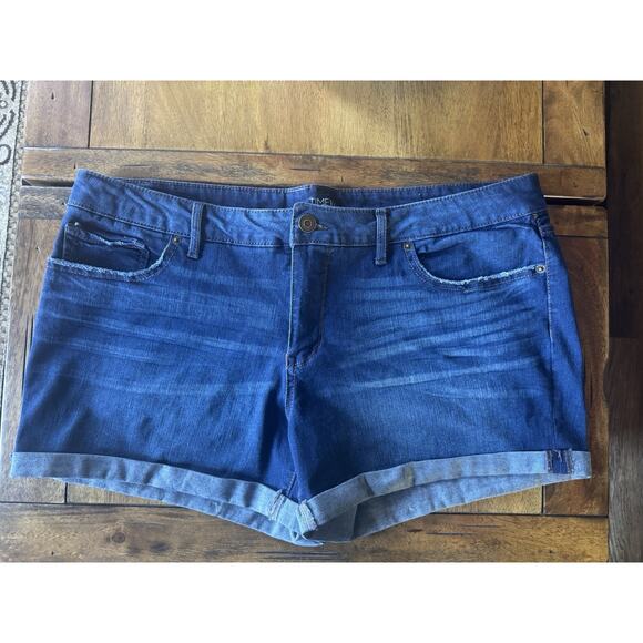 Time and Tru Pants - Time & Tru Dark Wash Rolled-Cuff Denim Shorts Size 18